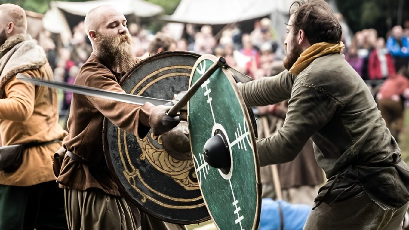 2 người đàn ông tái hiện trận chiến của người Viking