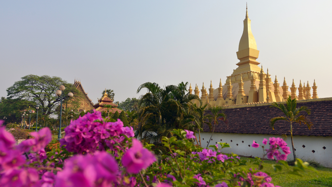 Tháp That Luong Lao 2