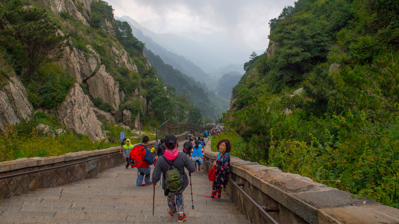 duong-len-nui-thai-son