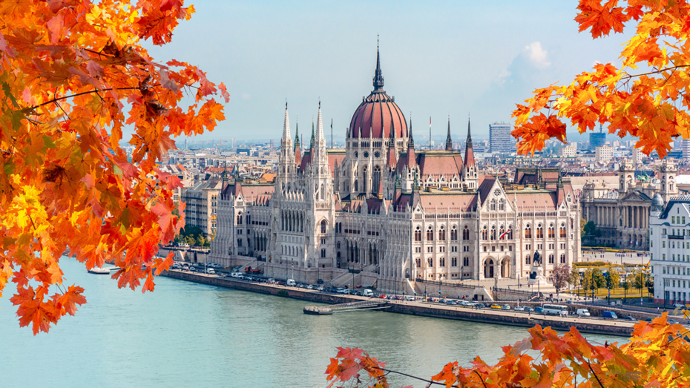 Toa nha quoc hoi Budapest Hungary mua thu