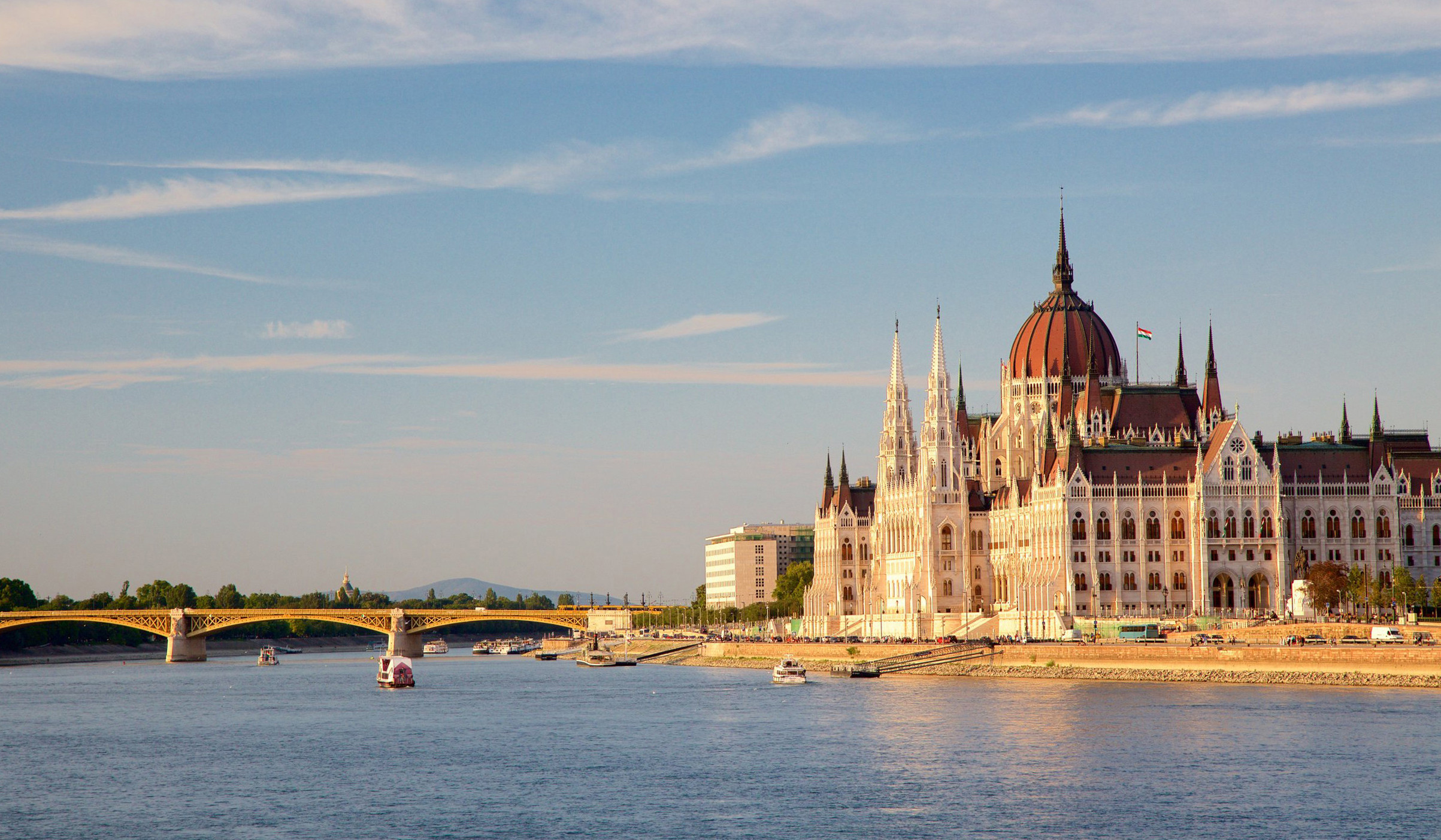 sông Danube chiêm ngưỡng khung cảnh lung linh của Budapest.